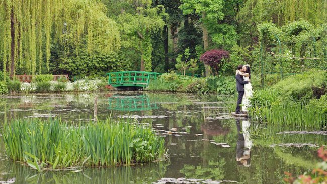 Cảnh quan của khu vườn được thiết kế theo cảm hứng từ những khu vườn Nhật Bản với hoa loa kèn, ao, cầu… Monet Garden là một trong lựa chọn hàng đầu của khách du lịch yêu thích nghệ thuật. 
