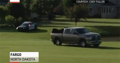 Cảnh sát đuổi tội phạm như phim hành động trên sân golf - 1
