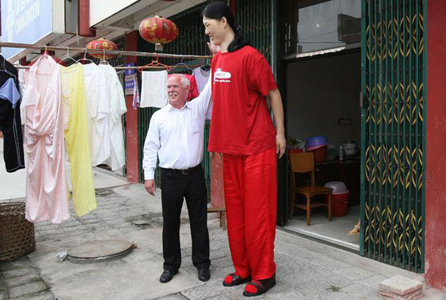 Yao Defen trông thật cao lớn khi đứng cạnh người đàn ông ngoại quốc
