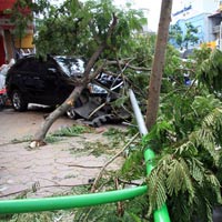 Tin tức trong ngày - HN: Xe Lexus đâm liên hoàn, ba người nhập viện