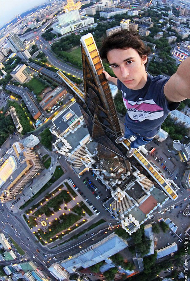 Mới đây nhất, nhiếp ảnh gia Kirill Oreshkin người Nga gây xôn xao thế giới khi chụp ảnh tự sướng đứng trên đỉnh Tháp Đại học Quốc gia Moscow khiến công chúng nhớ lại những màn mạo hiểm trên không thót tim của những người ưa mạo hiểm.


