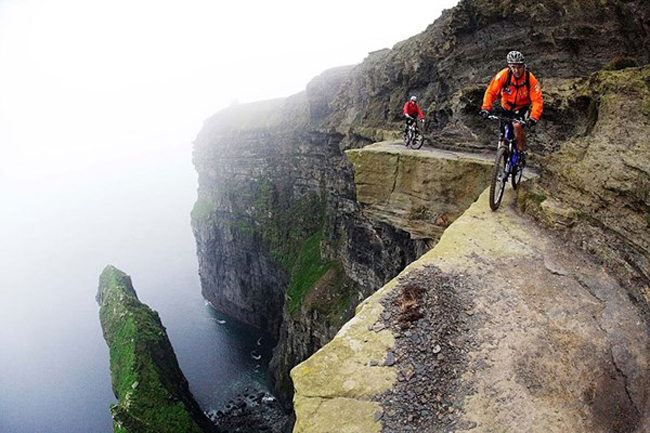 Đôi khi nhóm người đạp xe trên vách núi cũng mang lại niềm vui vì sự mạo hiểm.
