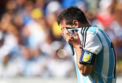 Argentina sau 2 trận: Gánh nặng trên vai Messi - 2