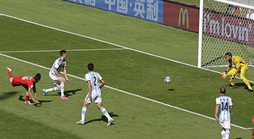Argentina sau 2 trận: Gánh nặng trên vai Messi - 1