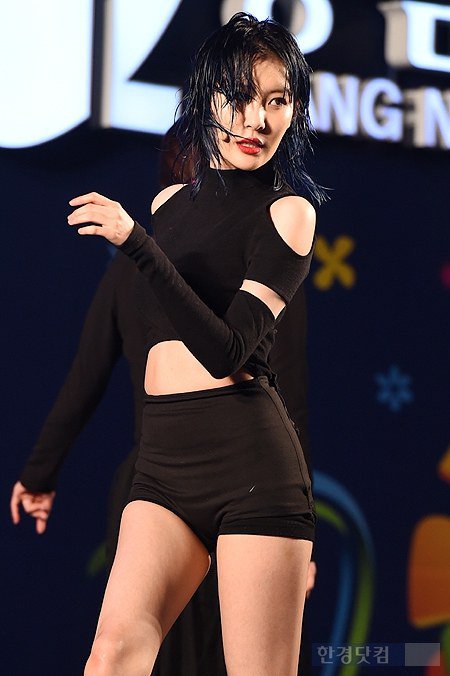Kiều nữ K-Pop khêu gợi làm nóng World Cup - 3