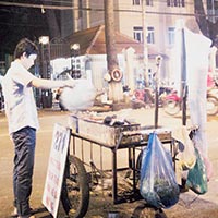 Bạn trẻ - Cuộc sống - Sinh viên Sài Gòn kiếm tiền mùa World Cup