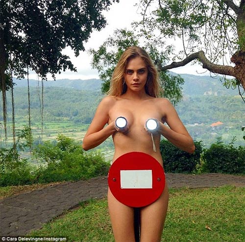 Cara Delevingne nude để hóa biển báo giao thông - 1