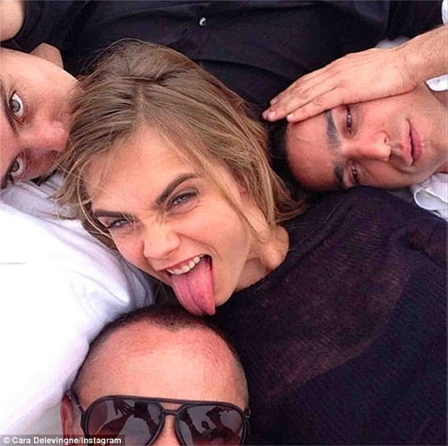 Cara Delevingne nude để hóa biển báo giao thông - 11