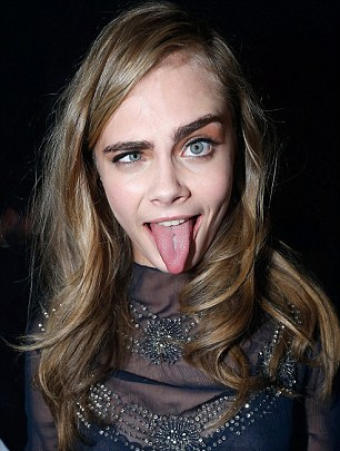 Cara Delevingne nude để hóa biển báo giao thông - 3