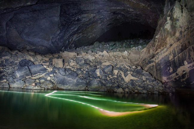 Làn nước trong xanh bên trong hang động. 
