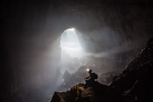 Ban ngày, những tia sáng chiếu từ trên cao len lỏi khắp các vách đá trong hang sẽ khiến bạn có cảm giác như mình đang đứng ở cổng thiên đường nơi hạ giới. 
