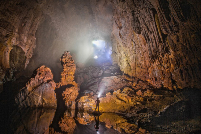 Dưới ống kính của nhiếp ảnh gia John Spie, hang động Sơn Đoòng thuộc tỉnh Quảng Bình (Việt Nam) hiện lên vô cùng ấn tượng, tựa như thiên đường dưới lòng đất. 
