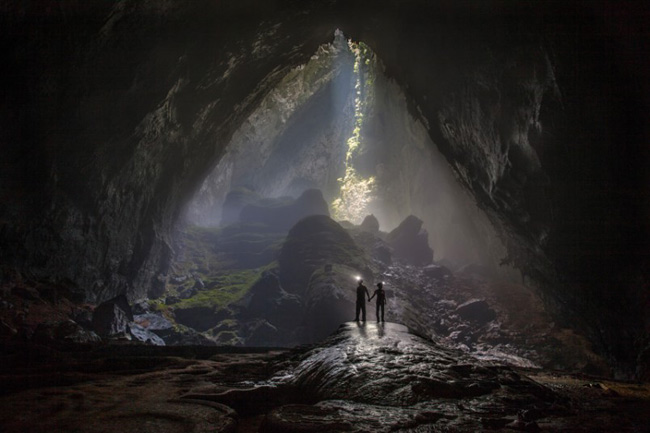 Với chiều dài khoảng 9km, cao 200m có nơi lên đến 250m và rộng 200m, thêm vào đó là hệ thống dòng sông và rừng nhiệt đới bên trong, Sơn Đoòng hiện được biết đến là hang động lớn nhất thế giới. 
