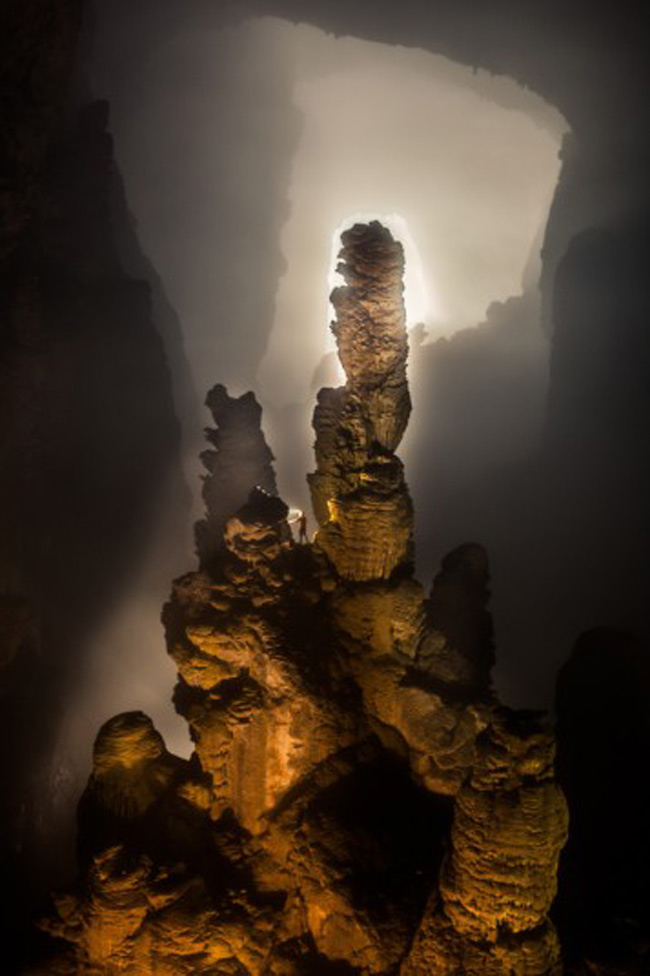 Bên trong hang động rộng lớn này có những cột nhũ đá khổng lồ cao tới 14m. 

