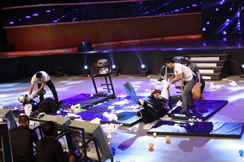 Á quân Vietnam Idol bị "tra tấn" trong Ai dám hát 2014 - 6