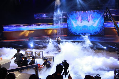 Á quân Vietnam Idol bị "tra tấn" trong Ai dám hát 2014 - 7