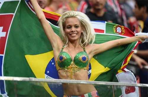 Cổ động viên Brazil hấp dẫn nhất thế giới! - 16