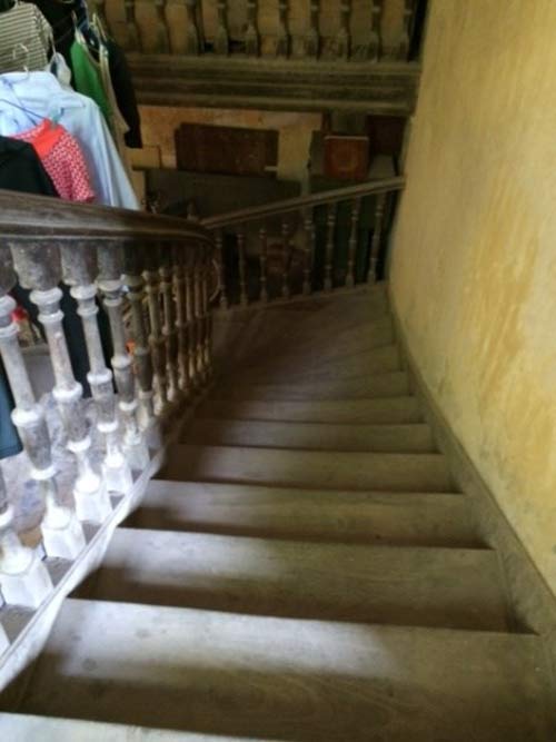 Khổ như ở biệt thự Pháp cổ, cửa bằng… cót ép giữa HN - 5