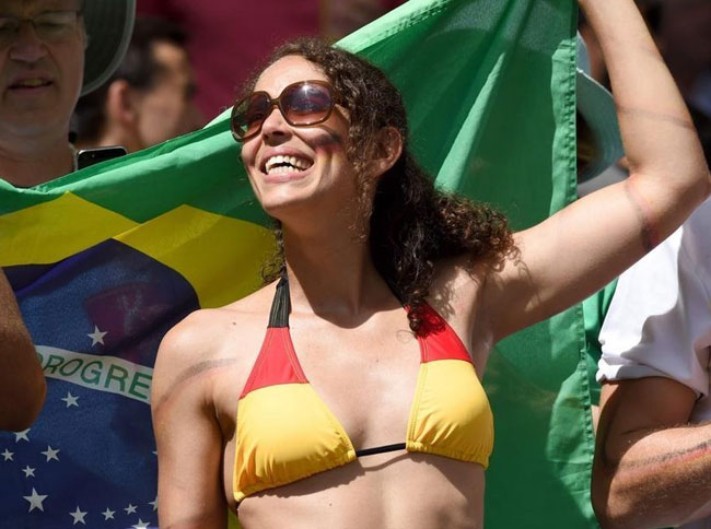 Cổ động viên Tây Ban Nha giăng cờ Brazil
