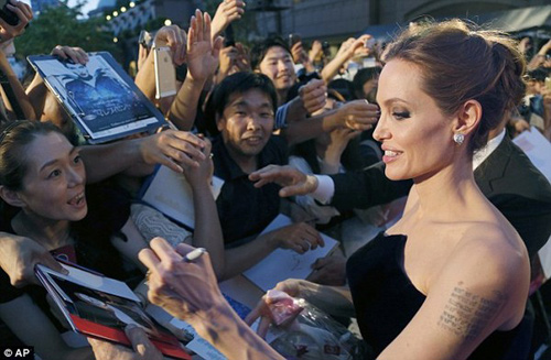 Angelina Jolie eo thon kinh ngạc ở Tokyo - 7