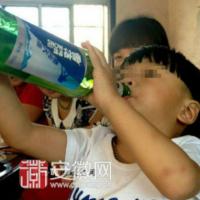Tin tức trong ngày - TQ: Choáng với cậu bé 2 tuổi uống rượu bia thay sữa