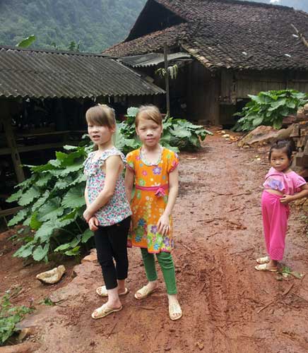 Kỳ lạ cặp chị em “giống Tây” ở Cao Bằng - 2