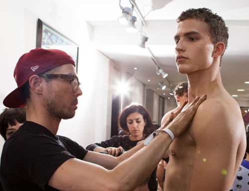 Hậu trường sực mùi son phấn của các mẫu nam - 2