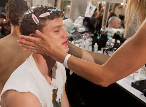 Hậu trường sực mùi son phấn của các mẫu nam - 8