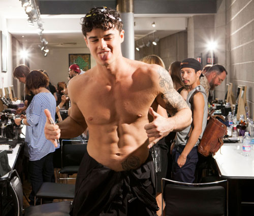 Hậu trường sực mùi son phấn của các mẫu nam - 12