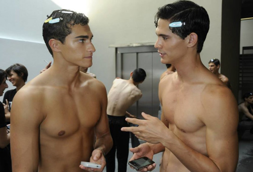 Hậu trường sực mùi son phấn của các mẫu nam - 10