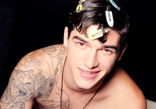 Hậu trường sực mùi son phấn của các mẫu nam - 9