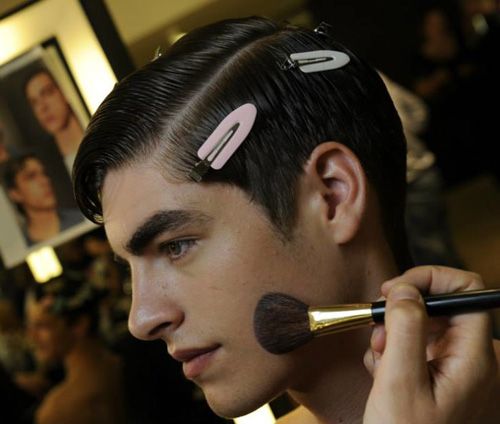 Hậu trường sực mùi son phấn của các mẫu nam - 4