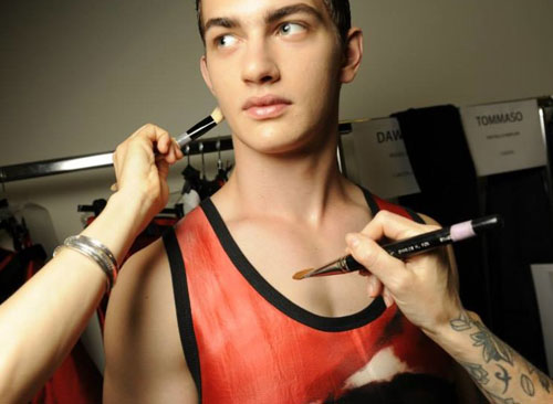 Hậu trường sực mùi son phấn của các mẫu nam - 7