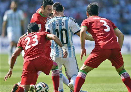 Argentina: Thấp thỏm theo vũ điệu của Messi - 1