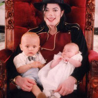 Ảnh hiếm của Michael Jackson bên 2 con
