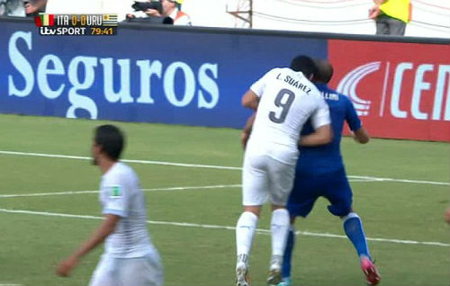 Dị nhân Suarez lại cắn người, nguy cơ bị cấm 24 trận - 1