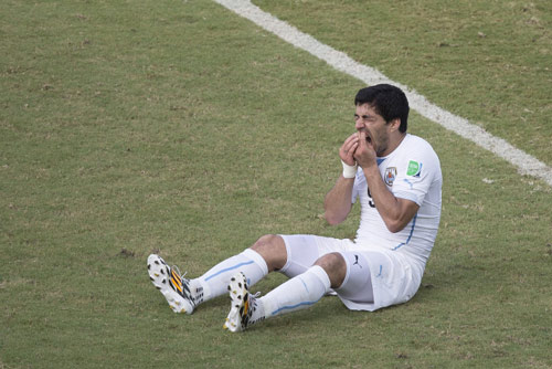 Báo chí mổ xẻ "vết cắn đáng hổ thẹn" của Suarez - 1