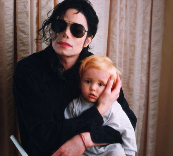 Ảnh hiếm của Michael Jackson bên 2 con - 1