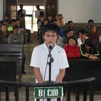 Pháp luật - Hiếp dâm trẻ em xong, kêu nạn nhân nấu mì để ăn