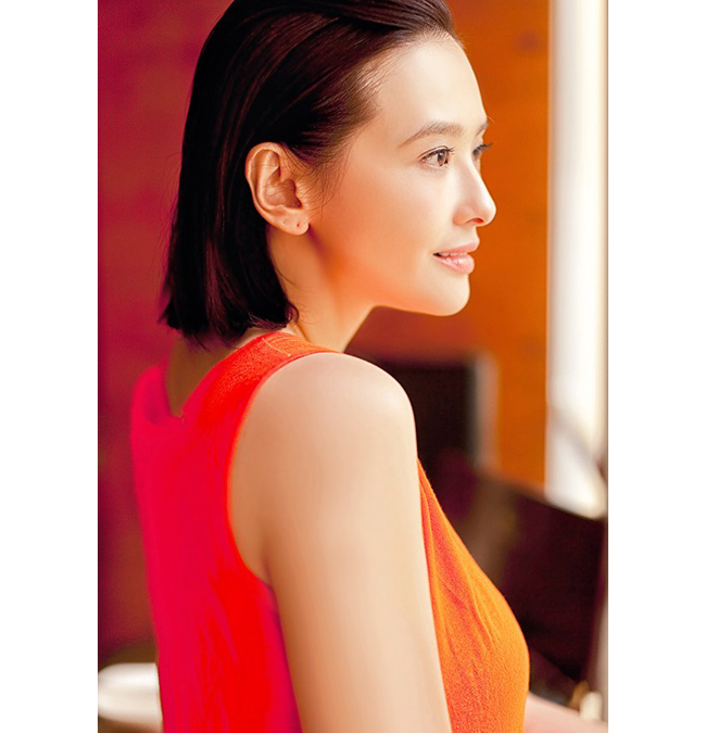 Cô chia sẻ trong nước mắt: “Tôi mất 9 tháng để giảm béo. Vốn nghĩ rằng vì béo nên không tự tin song tới khi thon thả rồi, tôi cũng vẫn không tự tin trở lại. Đầu tôi lúc nào cũng cúi thấp và sợ hãi đám đông. Tôi không có niềm tin vào chính bản thân, cũng không tin người khác. Tôi luôn nghĩ rằng mình có vết nhơ rất lớn khiến tôi không còn là người bình thường được nữa. Tôi từng ngồi tù và muốn từ bỏ tất cả."
