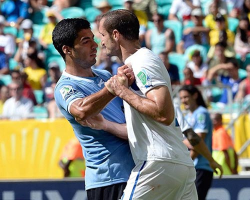 Một năm trước, Suarez đã muốn cắn Chiellini? - 2