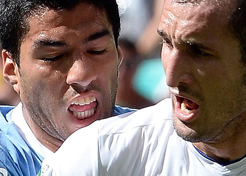 Một năm trước, Suarez đã muốn cắn Chiellini? - 3