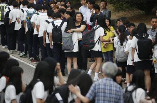 Chìm tàu Sewol: HS sống sót trở lại trường trong nước mắt - 1