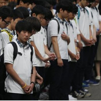 Tin tức trong ngày - Chìm tàu Sewol: HS sống sót trở lại trường trong nước mắt