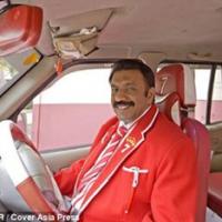 Phi thường - kỳ quặc - Người đàn ông nghiện số 7 và 2 màu đỏ, trắng