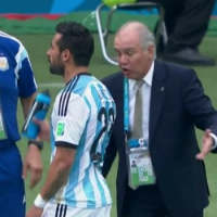 Bóng đá - SAO Argentina phun nước thẳng mặt HLV vì bị "nhắc nhở"