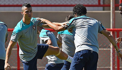Ronaldo có kiểu tóc mới, siêu mẫu Irina động viên bồ - 1