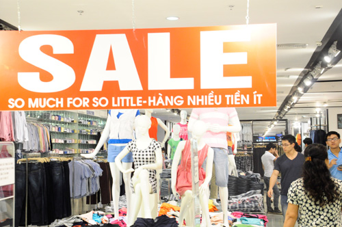 Hàng bình dân lên ngôi mùa sale off - 1