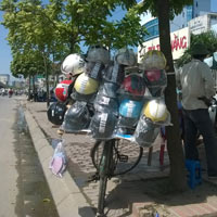 Tin tức trong ngày - Trước ngày xử phạt, mũ bảo hiểm "rởm" đại hạ giá
