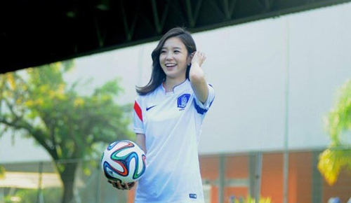 Fan bóng đá “phát sốt” vì 5 MC xinh đẹp - 4